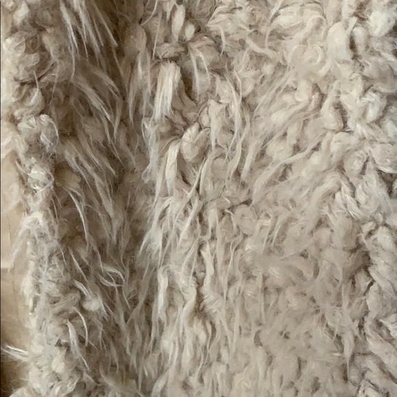 Ariana shaggy hooded vest - Picture 2 of 3